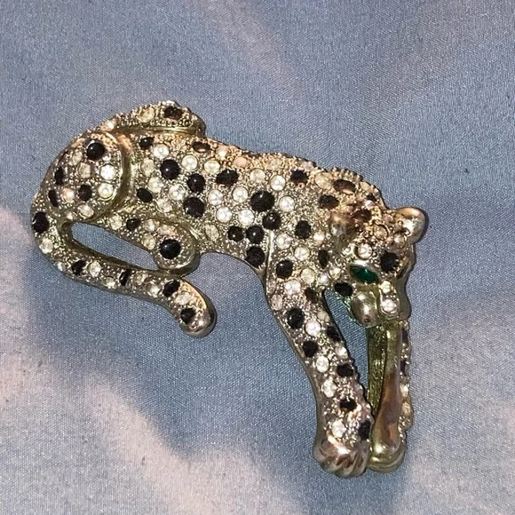 Elegant Silver Leopard Brooch with Black and Green Accents - Picture 2 of 3